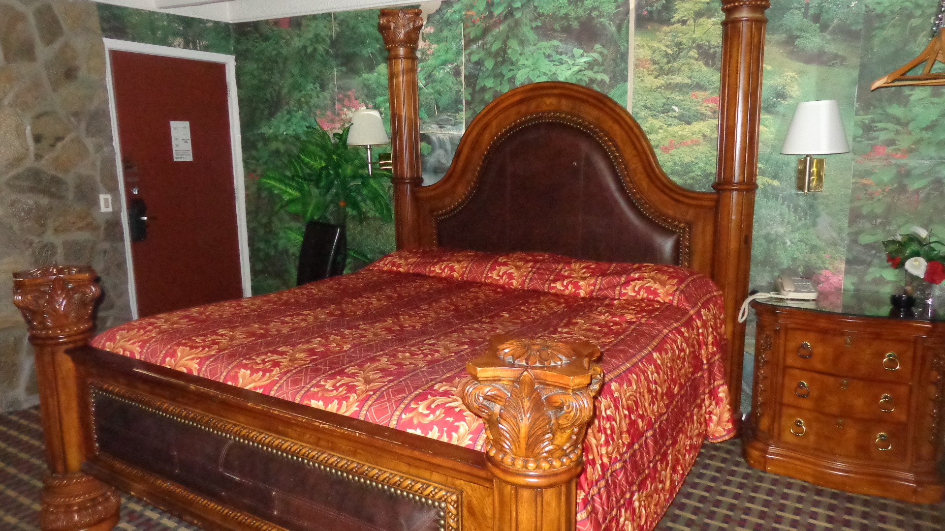King Bed Room at Edgewood Motel in NY