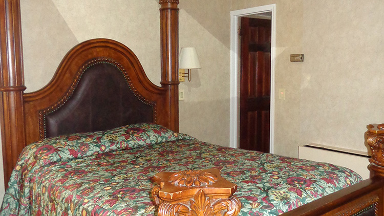 Single Bed Room at Edgewood Motel in NY